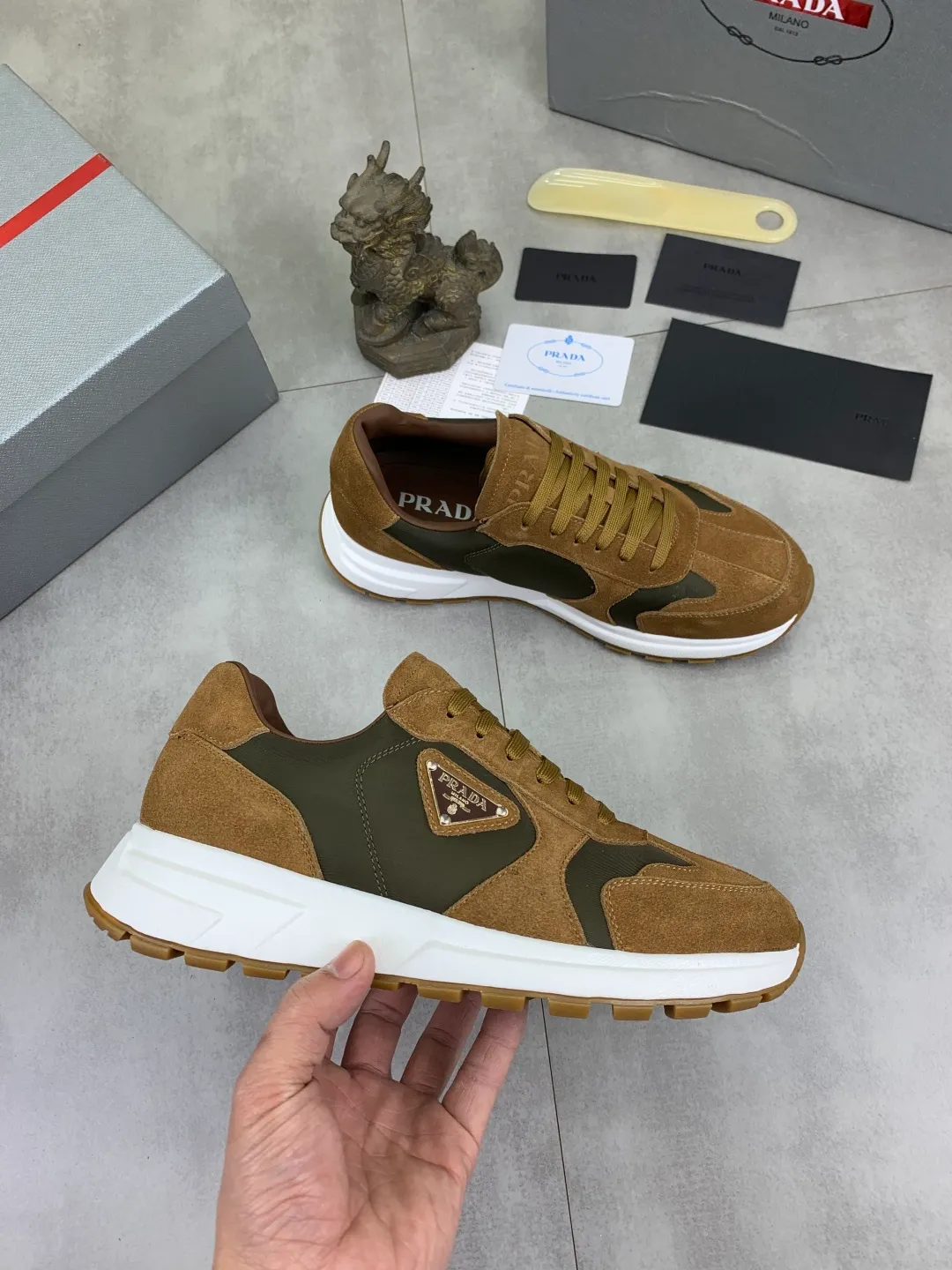 Men's shoes P560 💰 [New style] popular models are on the official website, 🆘 The trendy brand (Prada) mainly promotes popular models, avant-garde and versatile fashionable men's shoes private version mold opening, cowhide surface splicing 1:1.. Fashionable and simple, original imported cowhide lining cowhide feet; the atmosphere and personality are more fashionable, eye-catching and pursuing class. It will subvert the old ideas and be a must-have for fashionistas who want to spend time with you! Must keep it! Tall and comfortable, large and low, high-end quality workmanship. Code number: 38-44 (45 customized) 5️⃣ colors available.